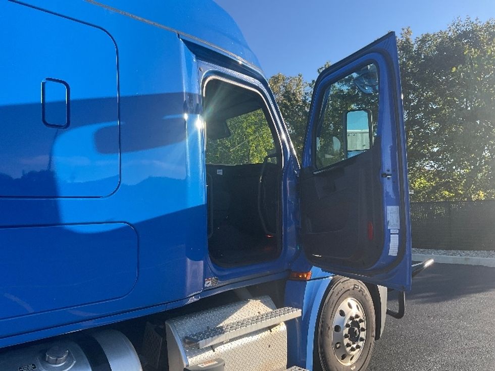 Sleeper Tractor-Heavy Duty Tractors-Freightliner-2023-T12664ST-Akron-OH-597,830\n\t\tmiles-$ 78,000 - Image 13