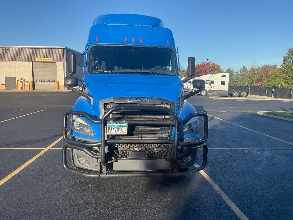 Sleeper Tractor-Heavy Duty Tractors-Freightliner-2023-T12664ST-Akron-OH-597,830\n\t\tmiles-$ 78,000 - Image 2