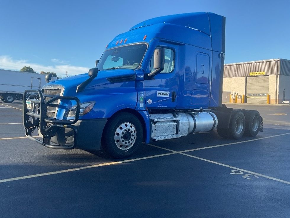 Sleeper Tractor-Heavy Duty Tractors-Freightliner-2023-T12664ST-Akron-OH-597,830\n\t\tmiles-$ 78,000 - Image 3