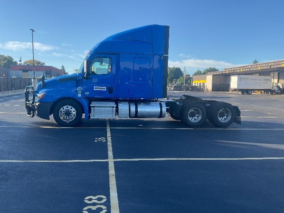 Sleeper Tractor-Heavy Duty Tractors-Freightliner-2023-T12664ST-Akron-OH-597,830\n\t\tmiles-$ 78,000 - Image 4