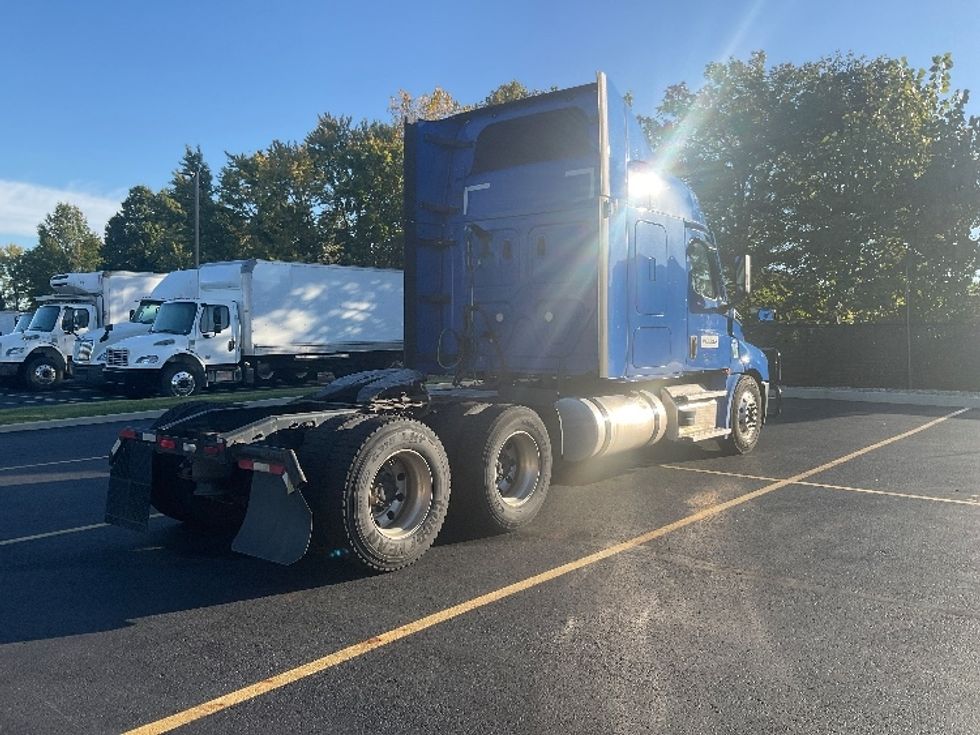Sleeper Tractor-Heavy Duty Tractors-Freightliner-2023-T12664ST-Akron-OH-597,830\n\t\tmiles-$ 78,000 - Image 7