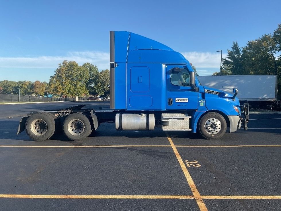 Sleeper Tractor-Heavy Duty Tractors-Freightliner-2023-T12664ST-Akron-OH-597,830\n\t\tmiles-$ 78,000 - Image 8