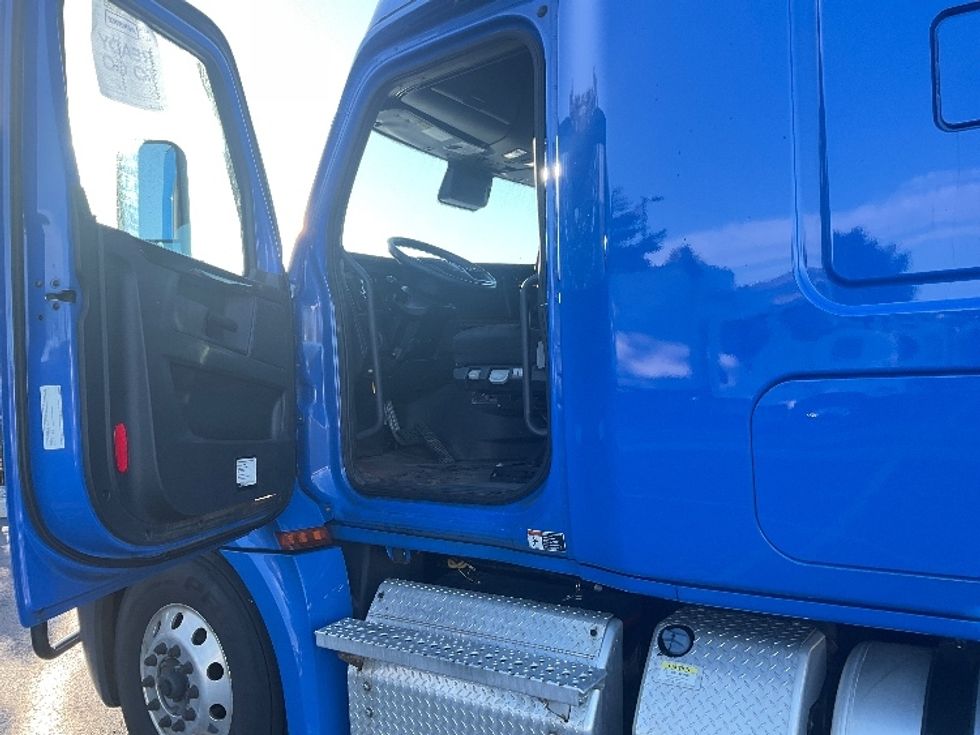 Sleeper Tractor-Heavy Duty Tractors-Freightliner-2023-T12664ST-Akron-OH-597,830\n\t\tmiles-$ 78,000 - Image 9