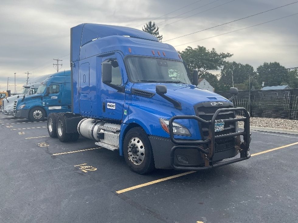 Sleeper Tractor-Heavy Duty Tractors-Freightliner-2023-T12664ST-Akron-OH-598,499\n\t\tmiles-$ 78,000 - Image 1