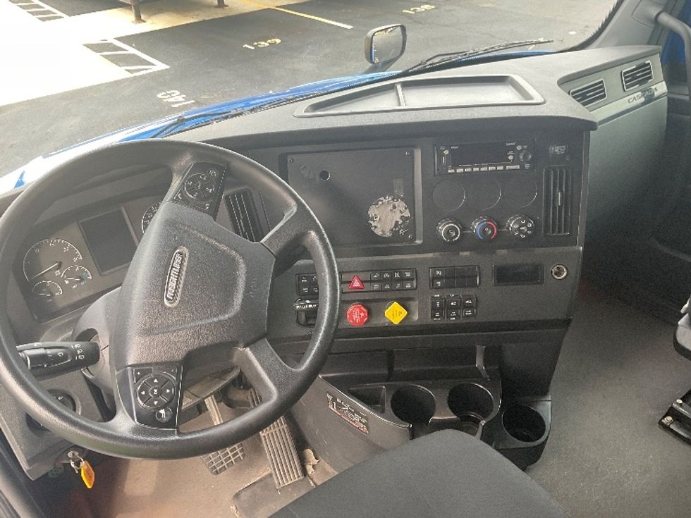 Sleeper Tractor-Heavy Duty Tractors-Freightliner-2023-T12664ST-Akron-OH-598,499\n\t\tmiles-$ 78,000 - Image 11