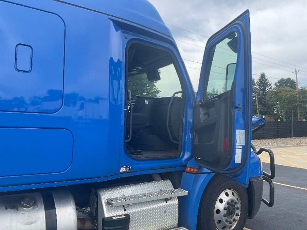 Sleeper Tractor-Heavy Duty Tractors-Freightliner-2023-T12664ST-Akron-OH-598,499\n\t\tmiles-$ 78,000 - Image 13