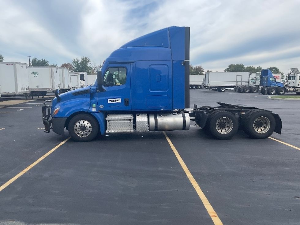 Sleeper Tractor-Heavy Duty Tractors-Freightliner-2023-T12664ST-Akron-OH-598,499\n\t\tmiles-$ 78,000 - Image 4
