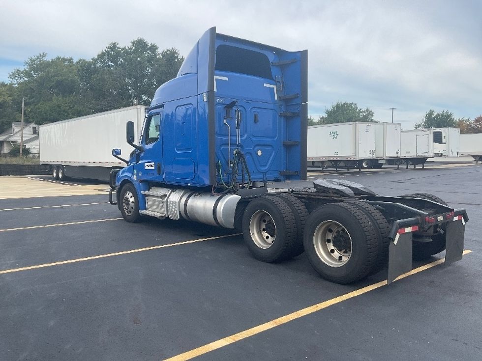 Sleeper Tractor-Heavy Duty Tractors-Freightliner-2023-T12664ST-Akron-OH-598,499\n\t\tmiles-$ 78,000 - Image 5