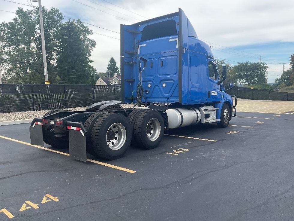 Sleeper Tractor-Heavy Duty Tractors-Freightliner-2023-T12664ST-Akron-OH-598,499\n\t\tmiles-$ 78,000 - Image 7