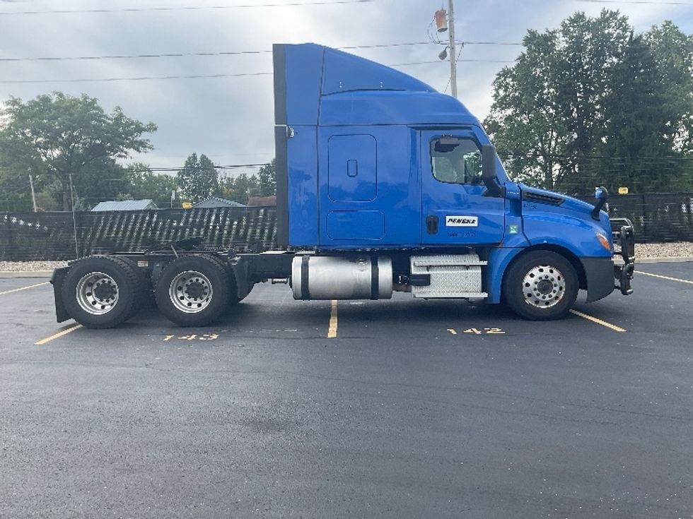Sleeper Tractor-Heavy Duty Tractors-Freightliner-2023-T12664ST-Akron-OH-598,499\n\t\tmiles-$ 78,000 - Image 8