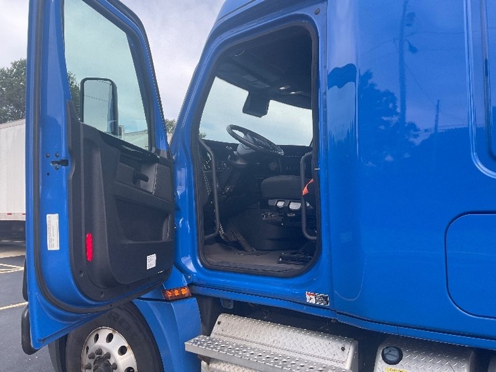 Sleeper Tractor-Heavy Duty Tractors-Freightliner-2023-T12664ST-Akron-OH-598,499\n\t\tmiles-$ 78,000 - Image 9