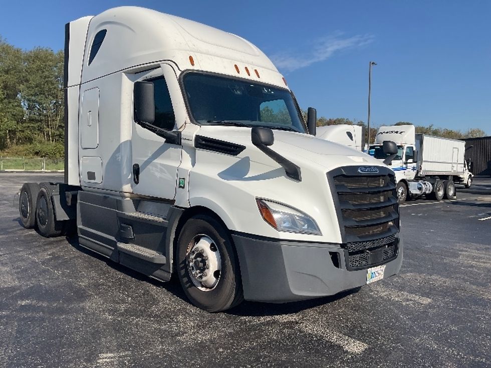 Sleeper Tractor-Heavy Duty Tractors-Freightliner-2023-T12664ST-Akron-OH-815,216\n\t\tmiles-$ 54,500 - Image 1