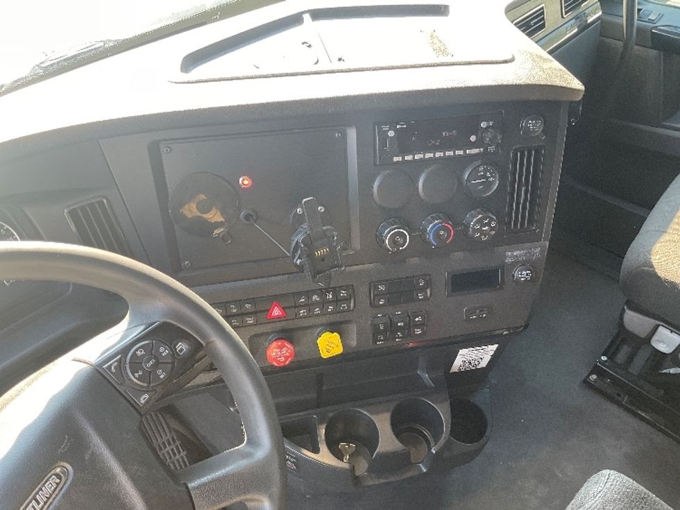 Sleeper Tractor-Heavy Duty Tractors-Freightliner-2023-T12664ST-Akron-OH-815,216\n\t\tmiles-$ 54,500 - Image 12