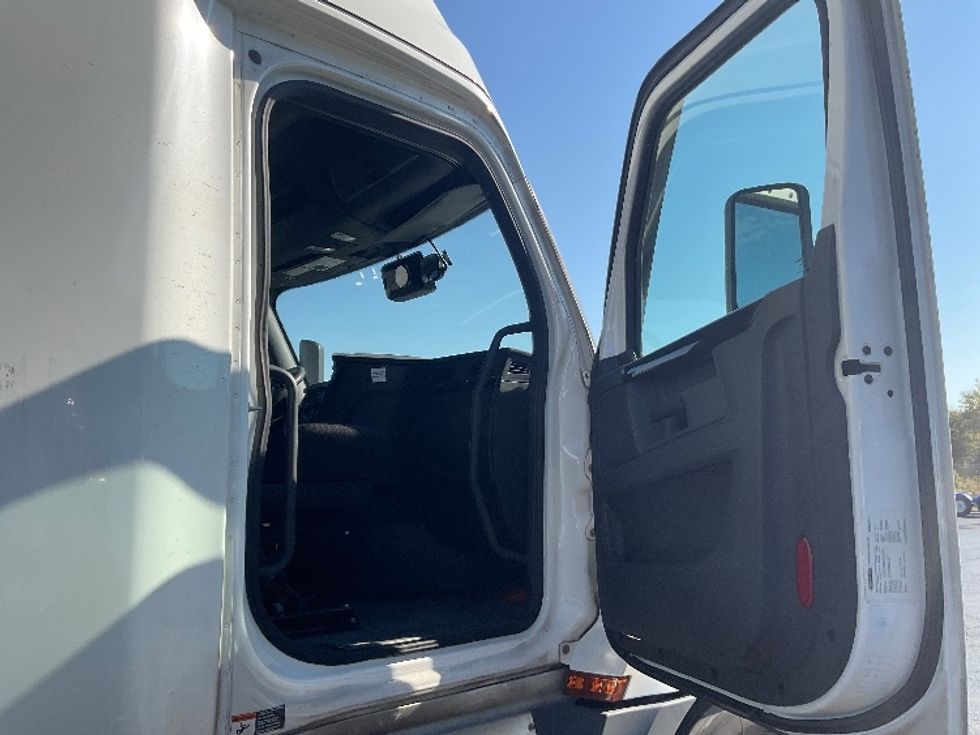 Sleeper Tractor-Heavy Duty Tractors-Freightliner-2023-T12664ST-Akron-OH-815,216\n\t\tmiles-$ 54,500 - Image 13