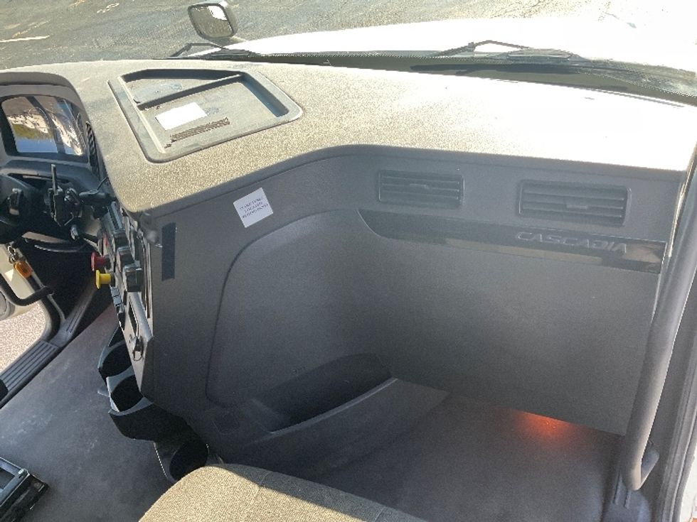 Sleeper Tractor-Heavy Duty Tractors-Freightliner-2023-T12664ST-Akron-OH-815,216\n\t\tmiles-$ 54,500 - Image 14