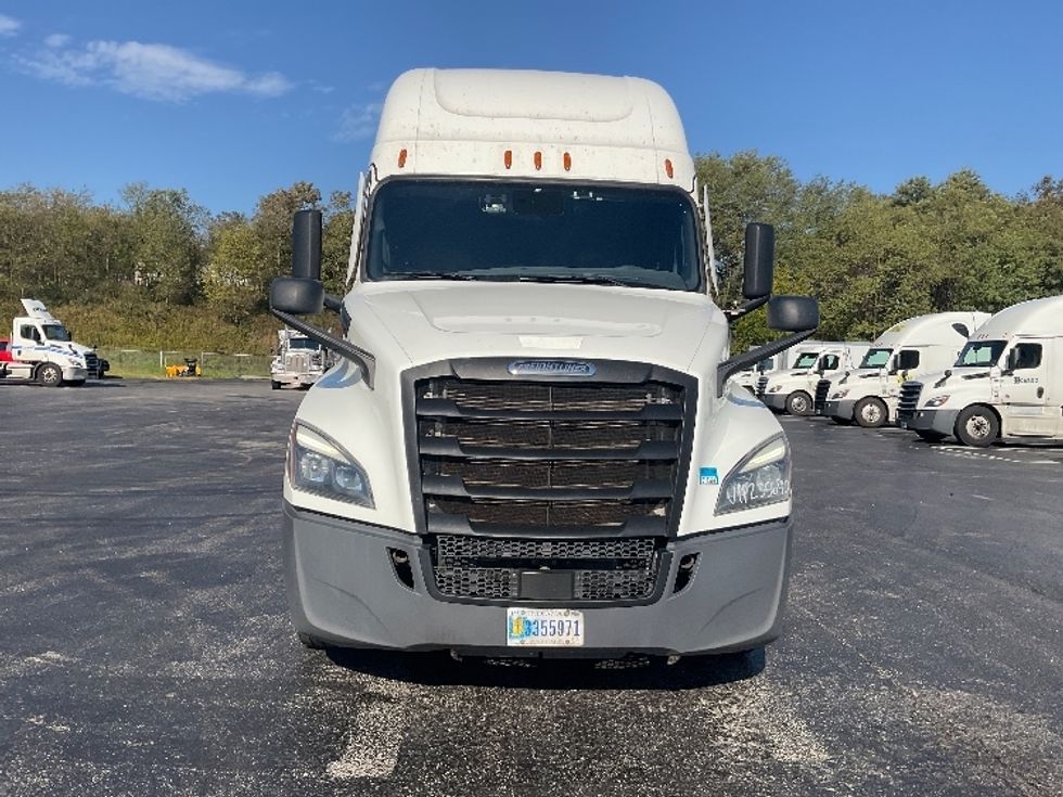Sleeper Tractor-Heavy Duty Tractors-Freightliner-2023-T12664ST-Akron-OH-815,216\n\t\tmiles-$ 54,500 - Image 2