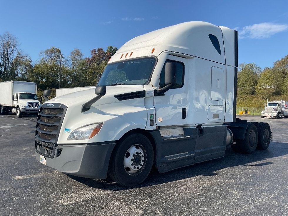 Sleeper Tractor-Heavy Duty Tractors-Freightliner-2023-T12664ST-Akron-OH-815,216\n\t\tmiles-$ 54,500 - Image 3