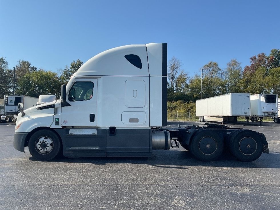 Sleeper Tractor-Heavy Duty Tractors-Freightliner-2023-T12664ST-Akron-OH-815,216\n\t\tmiles-$ 54,500 - Image 4