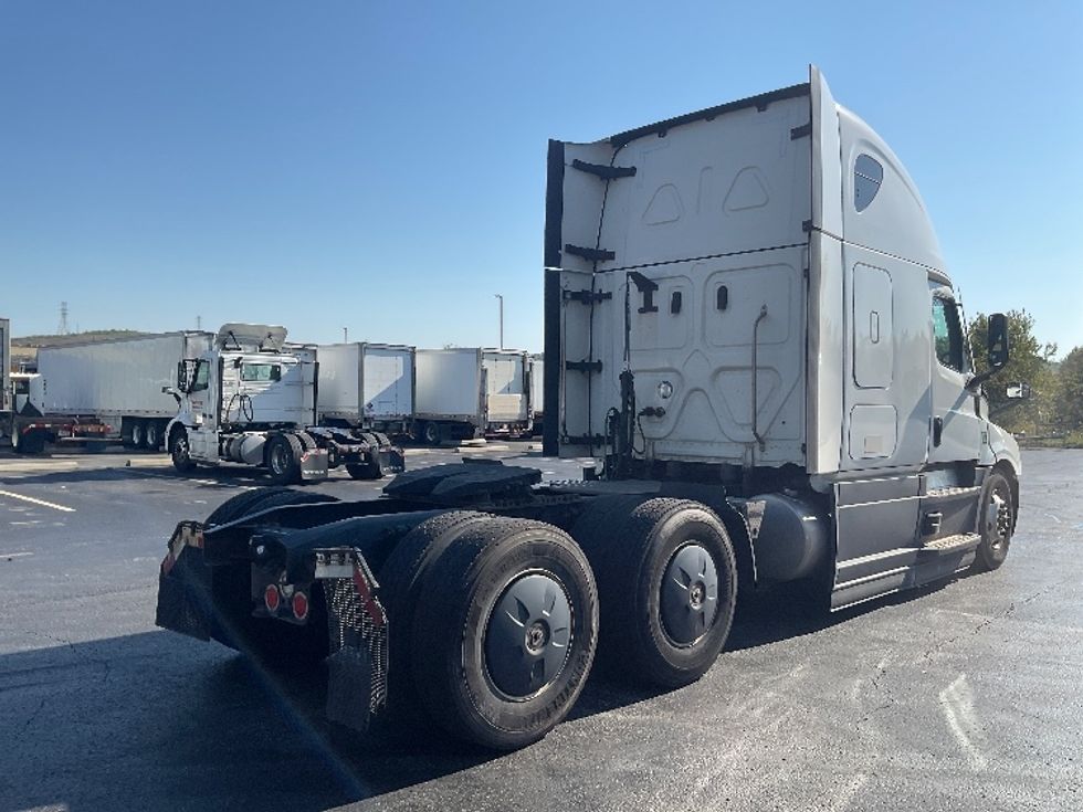 Sleeper Tractor-Heavy Duty Tractors-Freightliner-2023-T12664ST-Akron-OH-815,216\n\t\tmiles-$ 54,500 - Image 7
