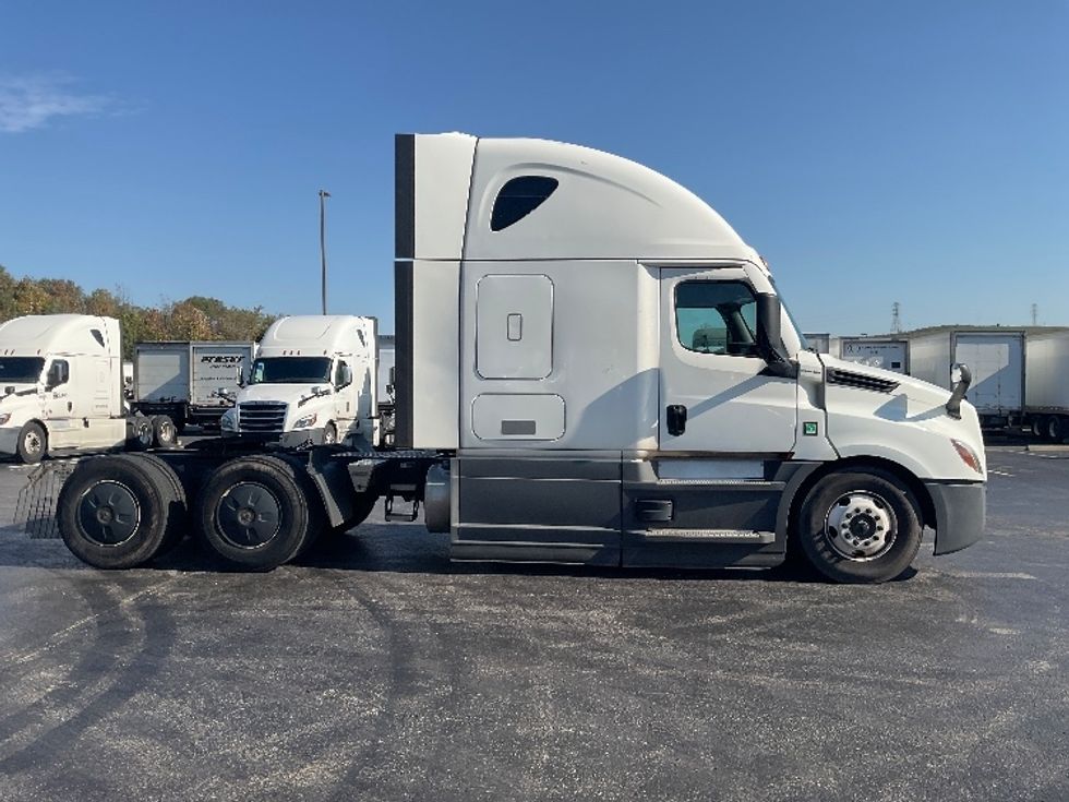 Sleeper Tractor-Heavy Duty Tractors-Freightliner-2023-T12664ST-Akron-OH-815,216\n\t\tmiles-$ 54,500 - Image 8