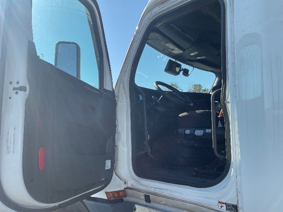 Sleeper Tractor-Heavy Duty Tractors-Freightliner-2023-T12664ST-Akron-OH-815,216\n\t\tmiles-$ 54,500 - Image 9