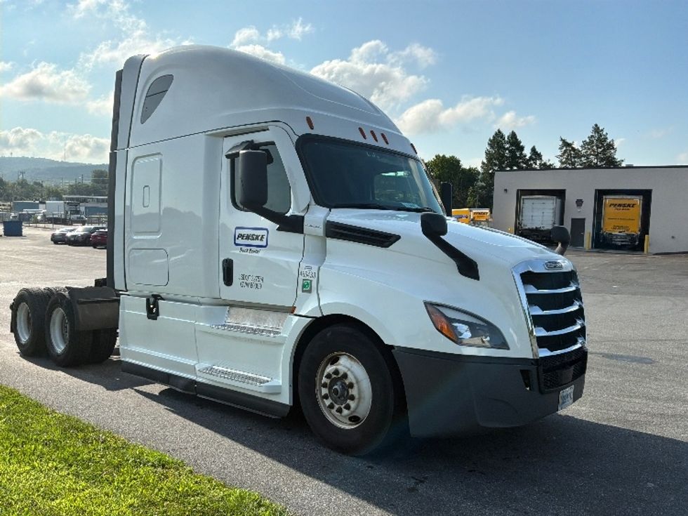 Sleeper Tractor-Heavy Duty Tractors-Freightliner-2023-T12664ST-Allentown-PA-617,432\n\t\tmiles-$ 65,250 - Image 1