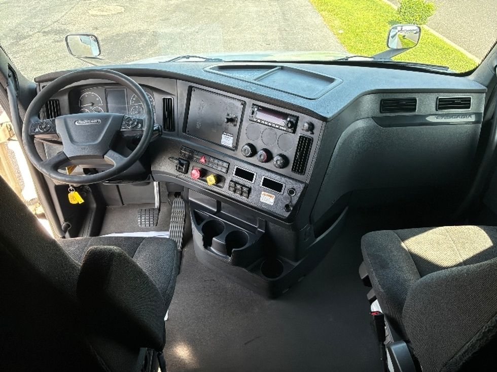 Sleeper Tractor-Heavy Duty Tractors-Freightliner-2023-T12664ST-Allentown-PA-617,432\n\t\tmiles-$ 65,250 - Image 12