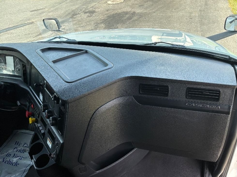 Sleeper Tractor-Heavy Duty Tractors-Freightliner-2023-T12664ST-Allentown-PA-617,432\n\t\tmiles-$ 65,250 - Image 14