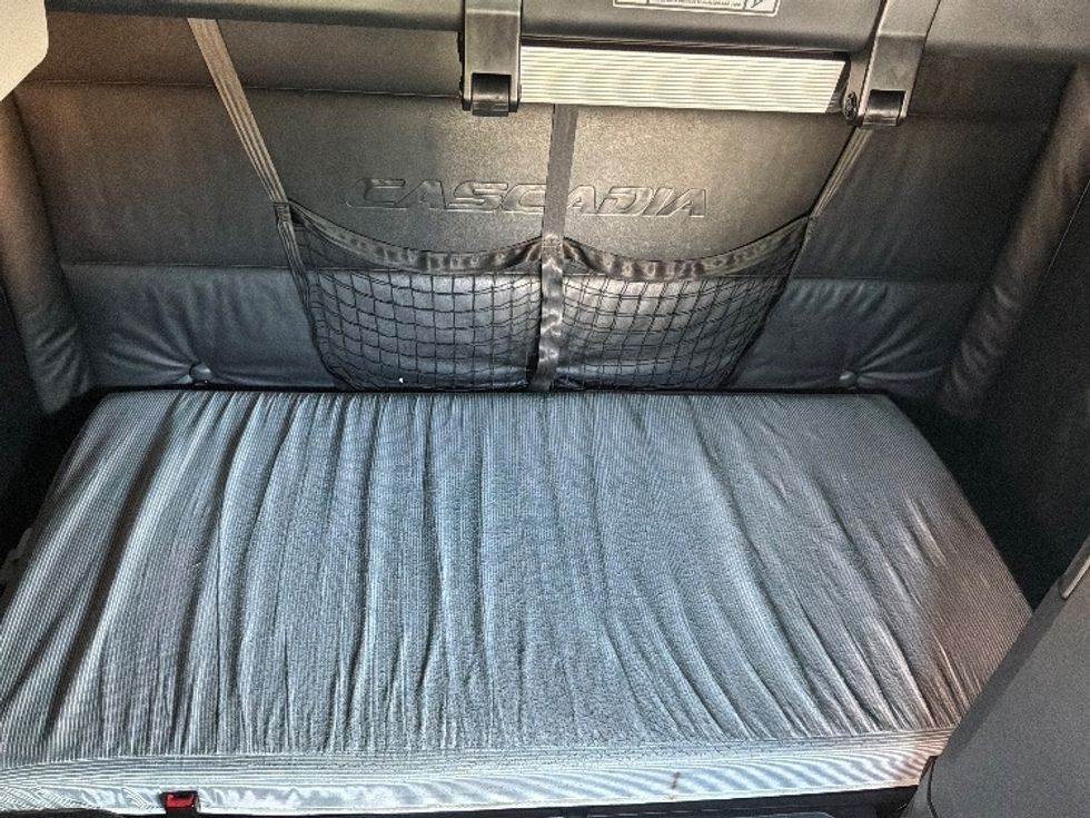 Sleeper Tractor-Heavy Duty Tractors-Freightliner-2023-T12664ST-Allentown-PA-617,432\n\t\tmiles-$ 65,250 - Image 17