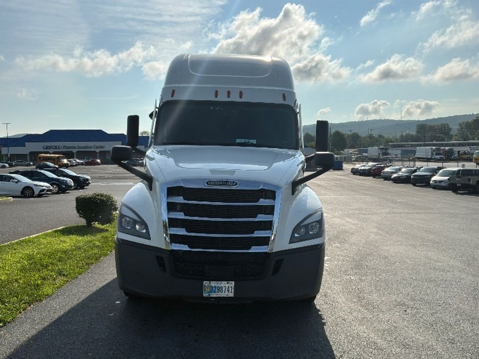 Sleeper Tractor-Heavy Duty Tractors-Freightliner-2023-T12664ST-Allentown-PA-617,432\n\t\tmiles-$ 65,250 - Image 2