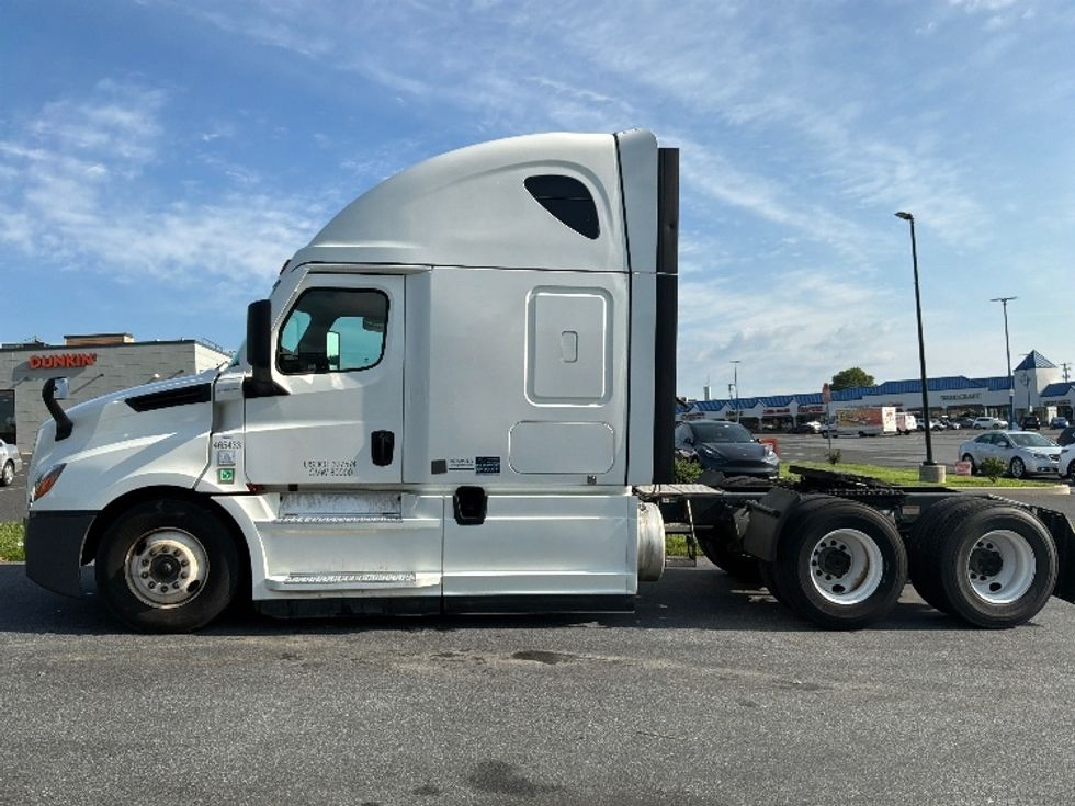 Sleeper Tractor-Heavy Duty Tractors-Freightliner-2023-T12664ST-Allentown-PA-617,432\n\t\tmiles-$ 65,250 - Image 4