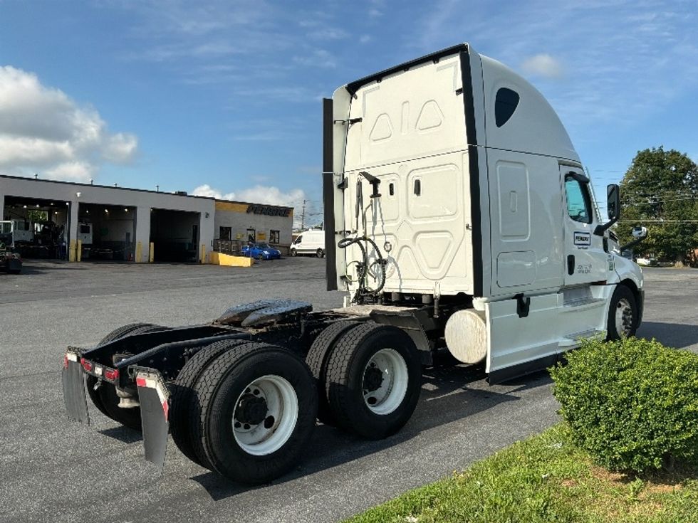 Sleeper Tractor-Heavy Duty Tractors-Freightliner-2023-T12664ST-Allentown-PA-617,432\n\t\tmiles-$ 65,250 - Image 7