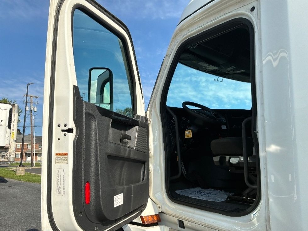 Sleeper Tractor-Heavy Duty Tractors-Freightliner-2023-T12664ST-Allentown-PA-617,432\n\t\tmiles-$ 65,250 - Image 9