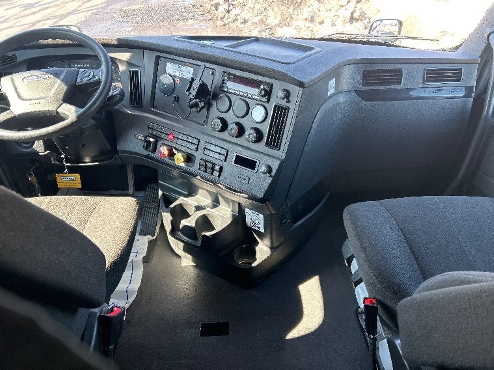 Sleeper Tractor-Heavy Duty Tractors-Freightliner-2023-T12664ST-Allentown-PA-816,868\n\t\tmiles-$ 41,000 - Image 12