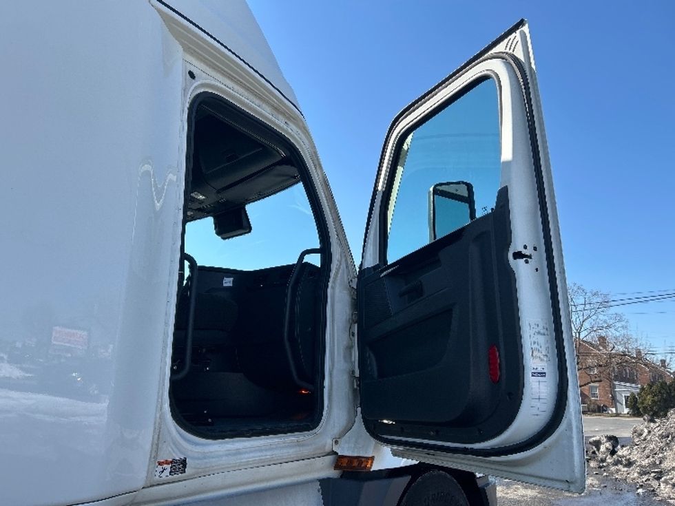 Sleeper Tractor-Heavy Duty Tractors-Freightliner-2023-T12664ST-Allentown-PA-816,868\n\t\tmiles-$ 41,000 - Image 13