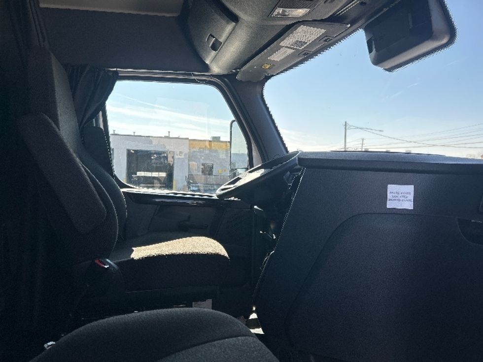 Sleeper Tractor-Heavy Duty Tractors-Freightliner-2023-T12664ST-Allentown-PA-816,868\n\t\tmiles-$ 41,000 - Image 15