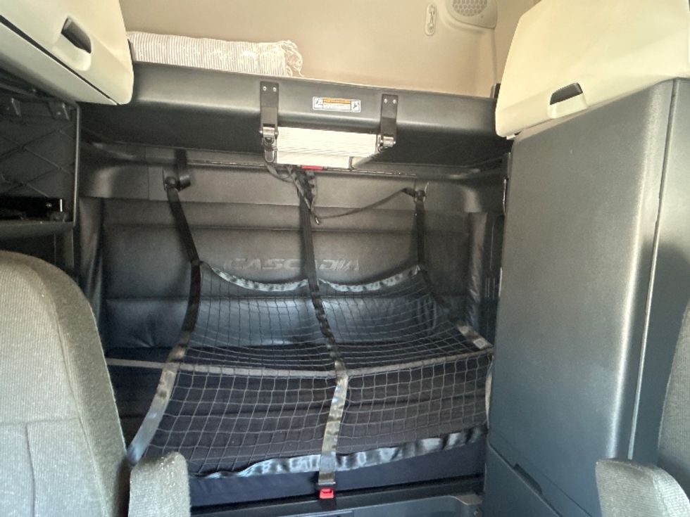 Sleeper Tractor-Heavy Duty Tractors-Freightliner-2023-T12664ST-Allentown-PA-816,868\n\t\tmiles-$ 41,000 - Image 16