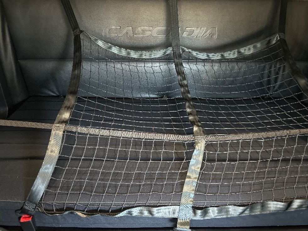 Sleeper Tractor-Heavy Duty Tractors-Freightliner-2023-T12664ST-Allentown-PA-816,868\n\t\tmiles-$ 41,000 - Image 17