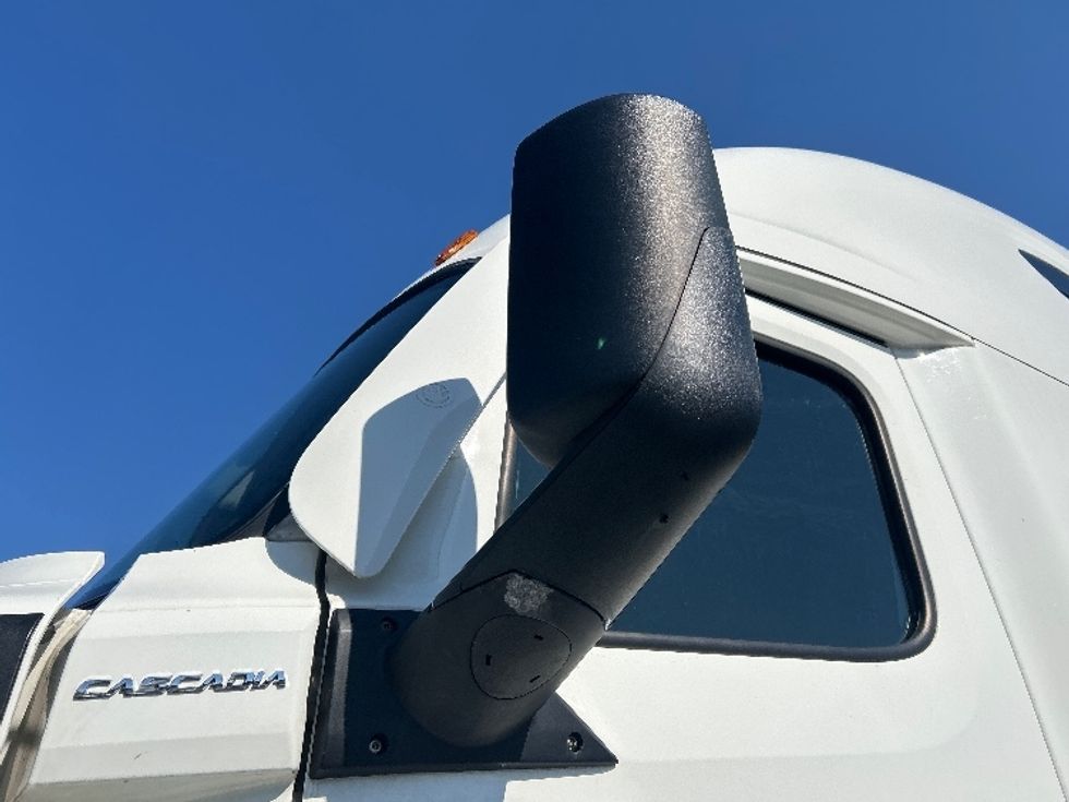 Sleeper Tractor-Heavy Duty Tractors-Freightliner-2023-T12664ST-Allentown-PA-816,868\n\t\tmiles-$ 41,000 - Image 25