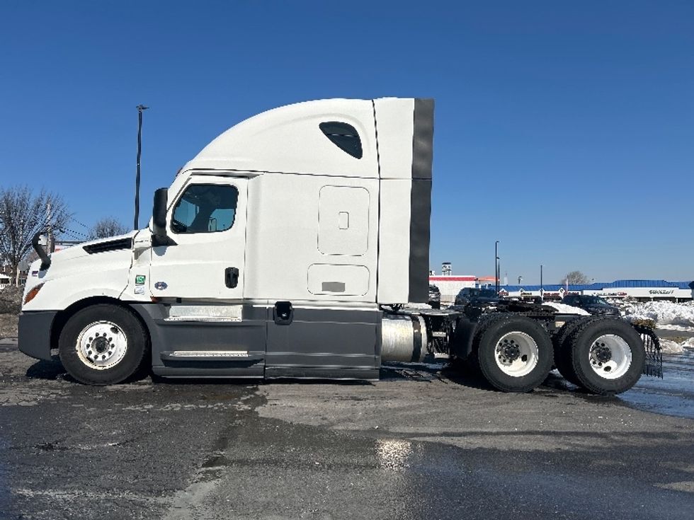 Sleeper Tractor-Heavy Duty Tractors-Freightliner-2023-T12664ST-Allentown-PA-816,868\n\t\tmiles-$ 41,000 - Image 4