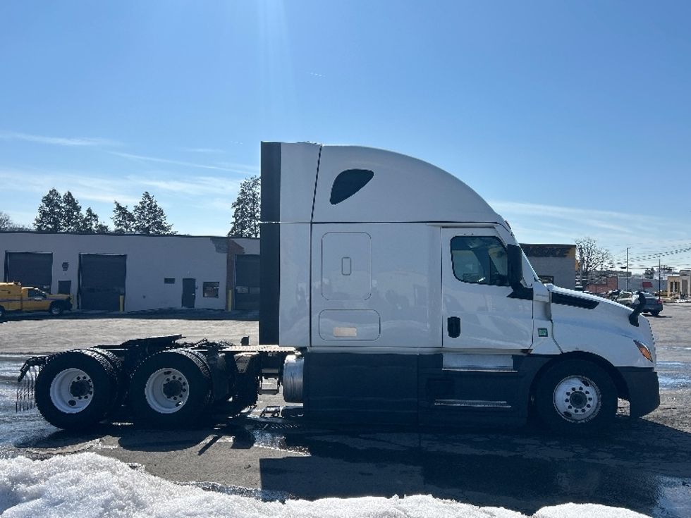 Sleeper Tractor-Heavy Duty Tractors-Freightliner-2023-T12664ST-Allentown-PA-816,868\n\t\tmiles-$ 41,000 - Image 8