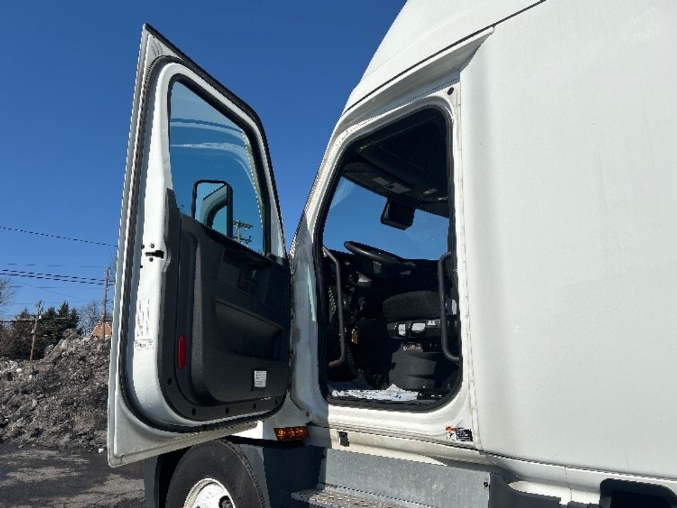 Sleeper Tractor-Heavy Duty Tractors-Freightliner-2023-T12664ST-Allentown-PA-816,868\n\t\tmiles-$ 41,000 - Image 9