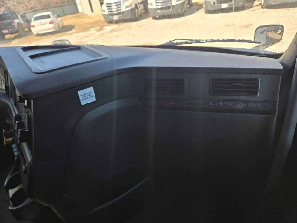 Sleeper Tractor-Heavy Duty Tractors-Freightliner-2023-T12664ST-Amarillo-TX-367,292\n\t\tmiles-$ 92,500 - Image 14