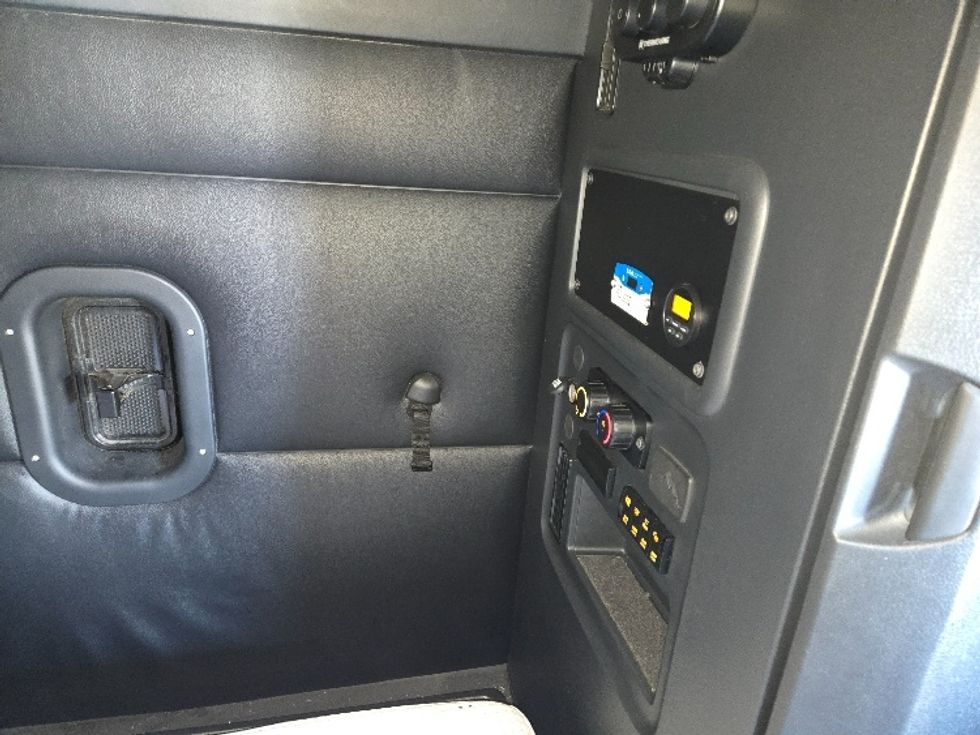 Sleeper Tractor-Heavy Duty Tractors-Freightliner-2023-T12664ST-Amarillo-TX-367,292\n\t\tmiles-$ 92,500 - Image 17