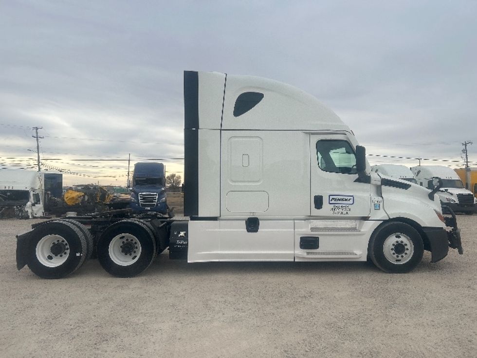 Sleeper Tractor-Heavy Duty Tractors-Freightliner-2023-T12664ST-Amarillo-TX-367,292\n\t\tmiles-$ 92,500 - Image 8