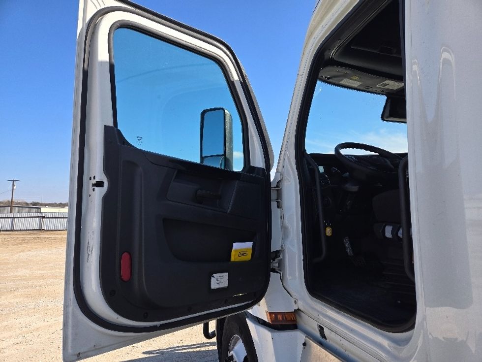 Sleeper Tractor-Heavy Duty Tractors-Freightliner-2023-T12664ST-Amarillo-TX-367,292\n\t\tmiles-$ 92,500 - Image 9