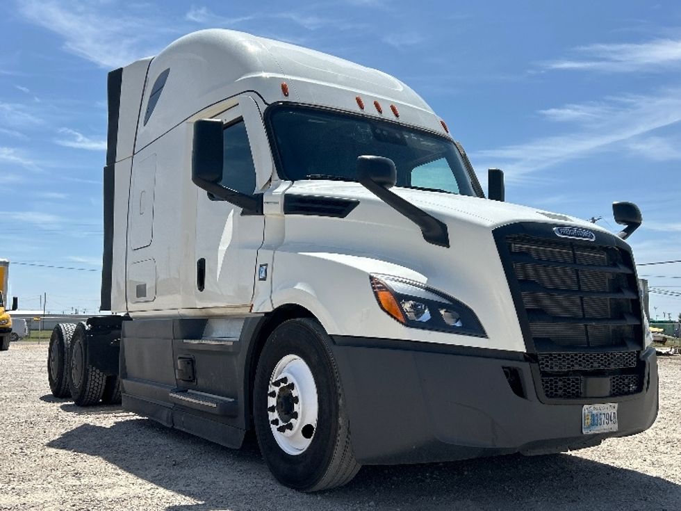 Sleeper Tractor-Heavy Duty Tractors-Freightliner-2023-T12664ST-Amarillo-TX-539,964\n\t\tmiles-$ 71,250 - Image 1