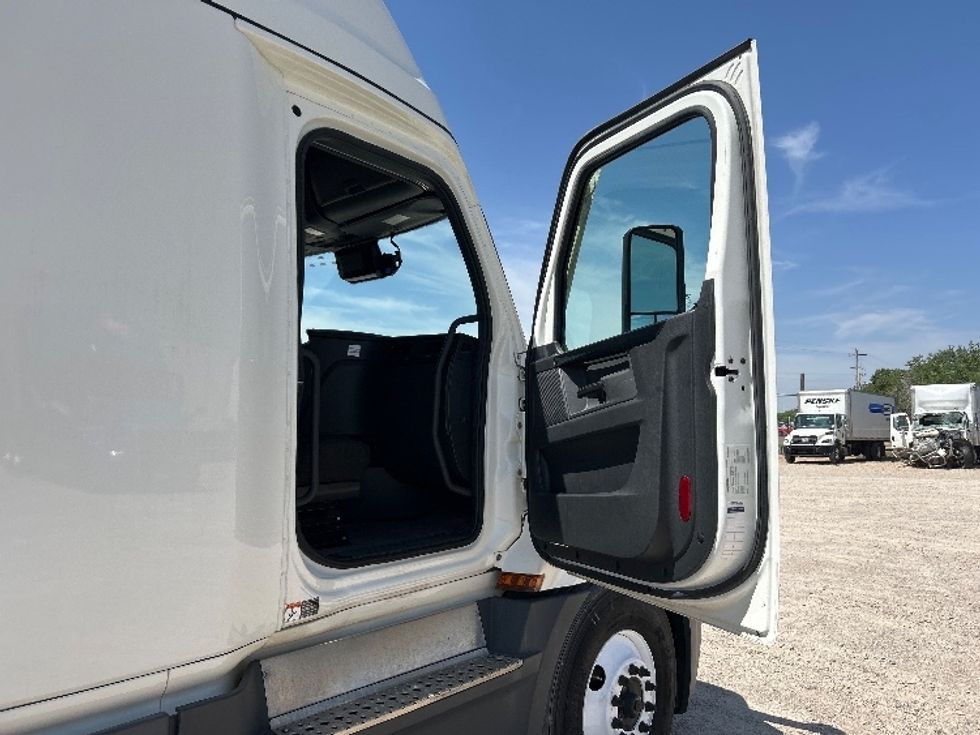 Sleeper Tractor-Heavy Duty Tractors-Freightliner-2023-T12664ST-Amarillo-TX-539,964\n\t\tmiles-$ 71,250 - Image 12