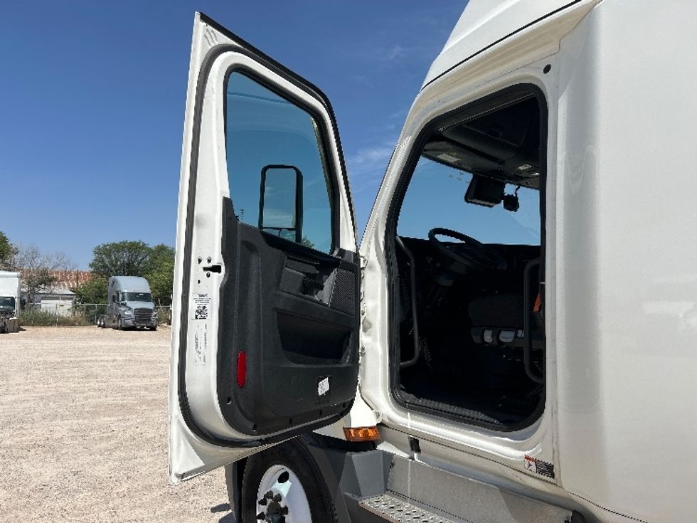 Sleeper Tractor-Heavy Duty Tractors-Freightliner-2023-T12664ST-Amarillo-TX-539,964\n\t\tmiles-$ 71,250 - Image 8