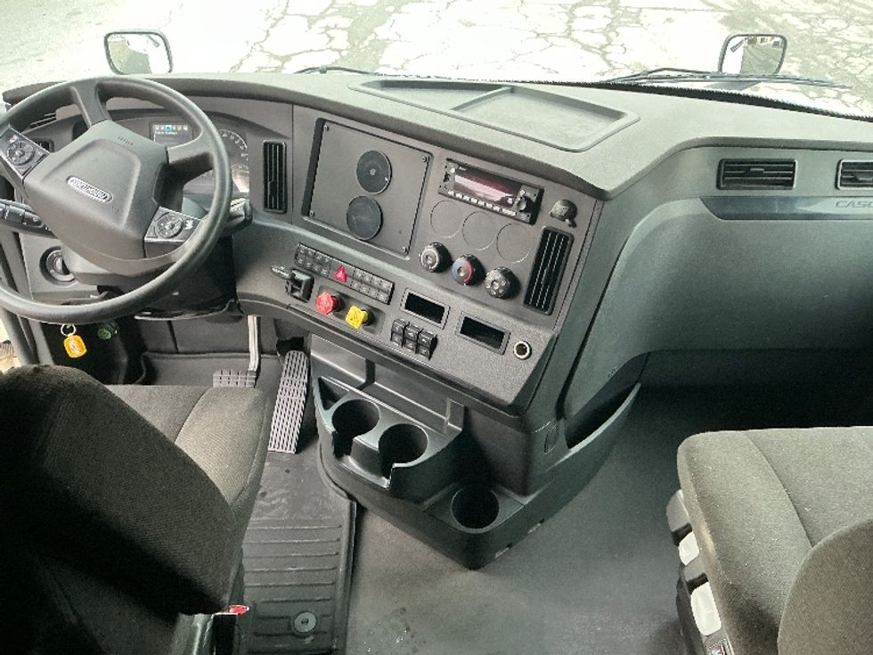 Sleeper Tractor-Heavy Duty Tractors-Freightliner-2023-T12664ST-Asheville-NC-700,393\n\t\tmiles-$ 53,500 - Image 12